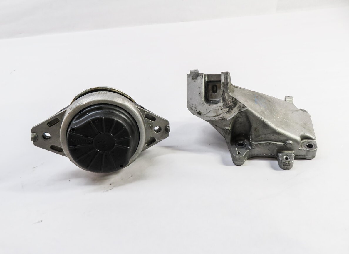 Thumbnail 2: 2014 MERCEDES GL450 (X166) 4.6L M278 V8 ENGINE RIGHT MOTOR MOUNT BRACKET SET