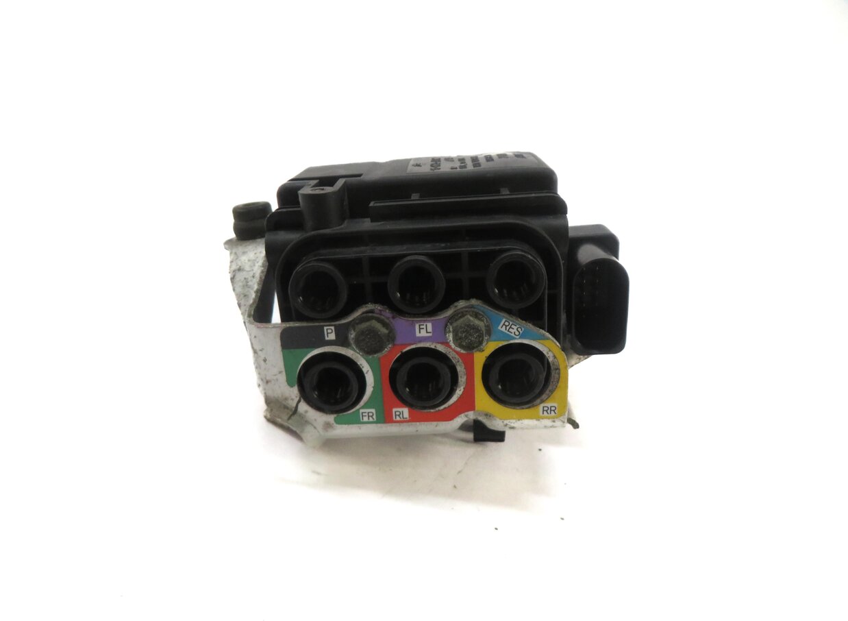 Thumbnail 2: 2006 PORSCHE CAYENNE (955) AIR SHOCK SUSPENSION VALVE BLOCK 7L0616251