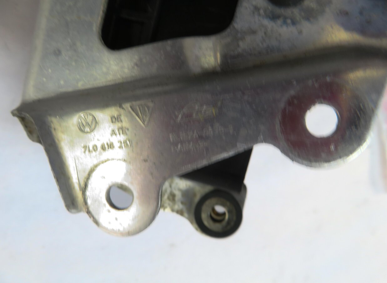 Thumbnail 5: 2006 PORSCHE CAYENNE (955) AIR SHOCK SUSPENSION VALVE BLOCK 7L0616251