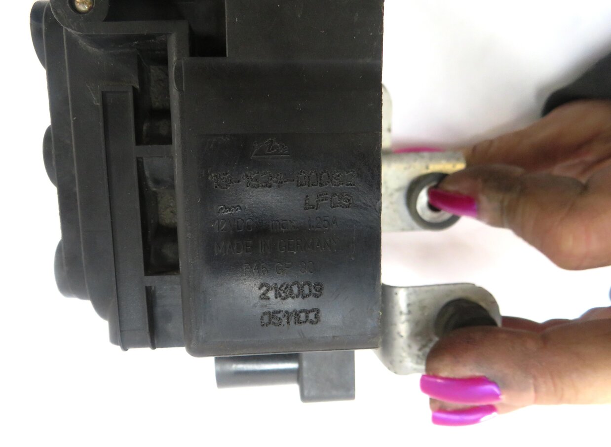 Thumbnail 6: 2006 PORSCHE CAYENNE (955) AIR SHOCK SUSPENSION VALVE BLOCK 7L0616251