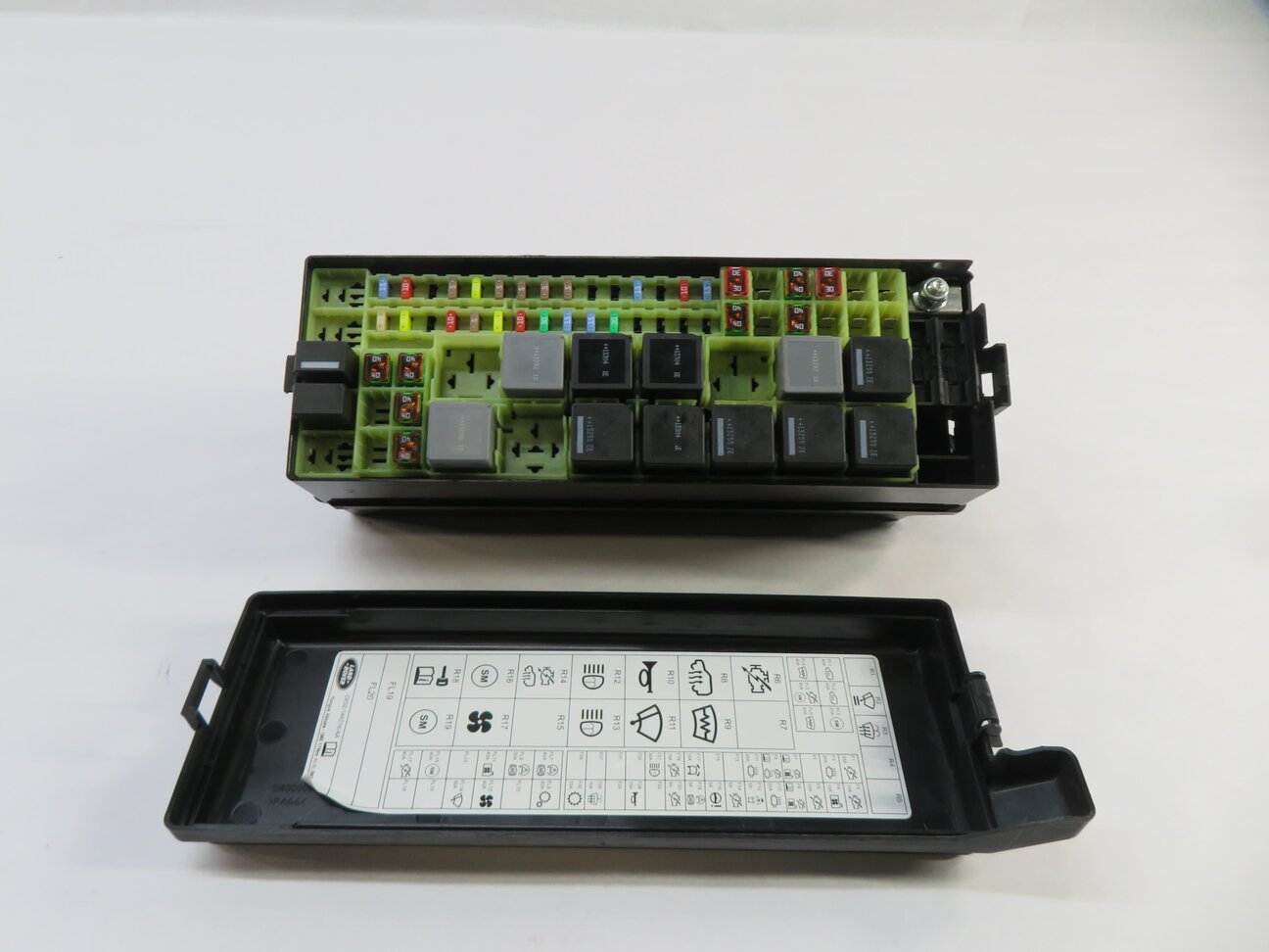 Thumbnail 2: 2014 RANGE ROVER SPORT (L494) 3.0L SUPERCHARGED ENGINE FUSE BOX