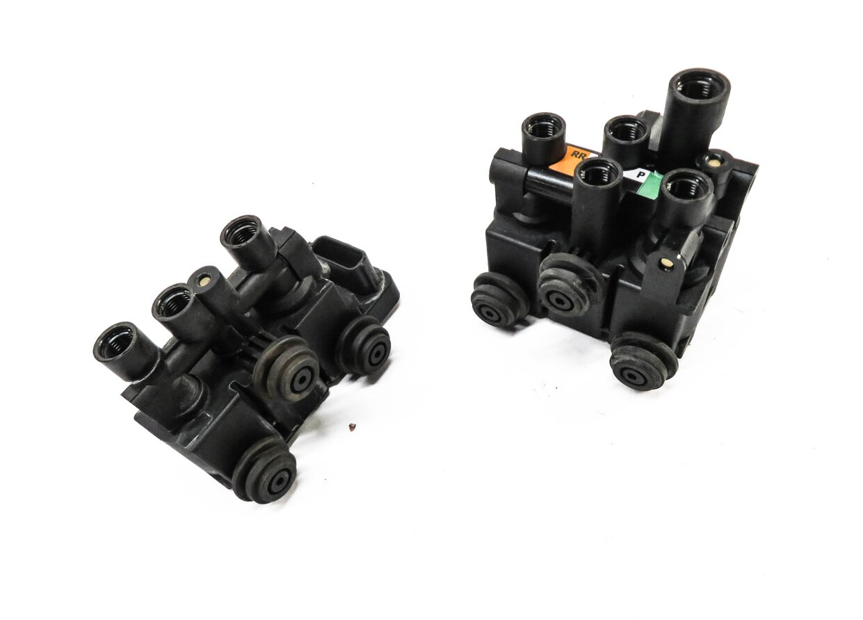 2014 RANGE ROVER SPORT (L494) AIR SUSPENSION VALVE BLOCK SET-2