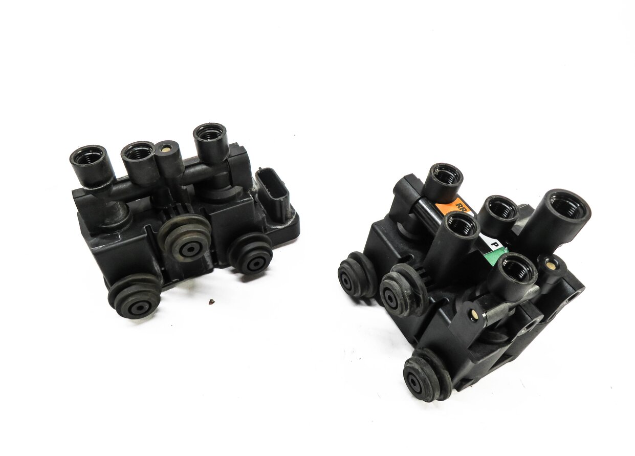 Thumbnail 2: 2014 RANGE ROVER SPORT (L494) AIR SUSPENSION VALVE BLOCK SET-2