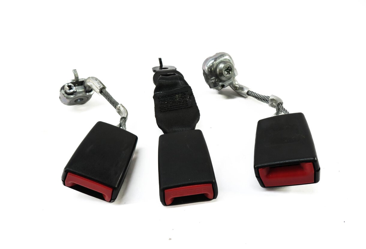 Thumbnail 2: 2013 BMW M5 ///M (F10) REAR SEAT SEATBELT BUCKLE RECEIVER SET-3 (BLACK)