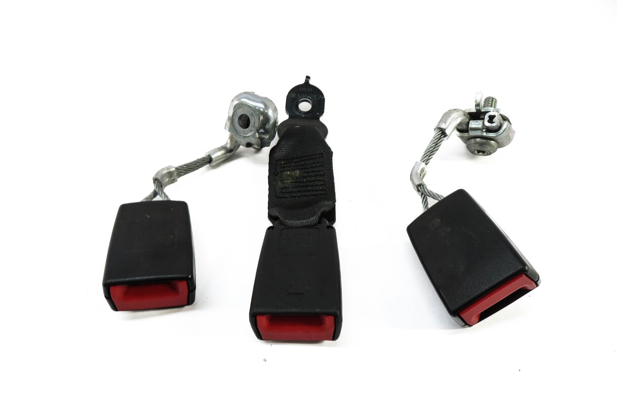 Thumbnail 3: 2013 BMW M5 ///M (F10) REAR SEAT SEATBELT BUCKLE RECEIVER SET-3 (BLACK)