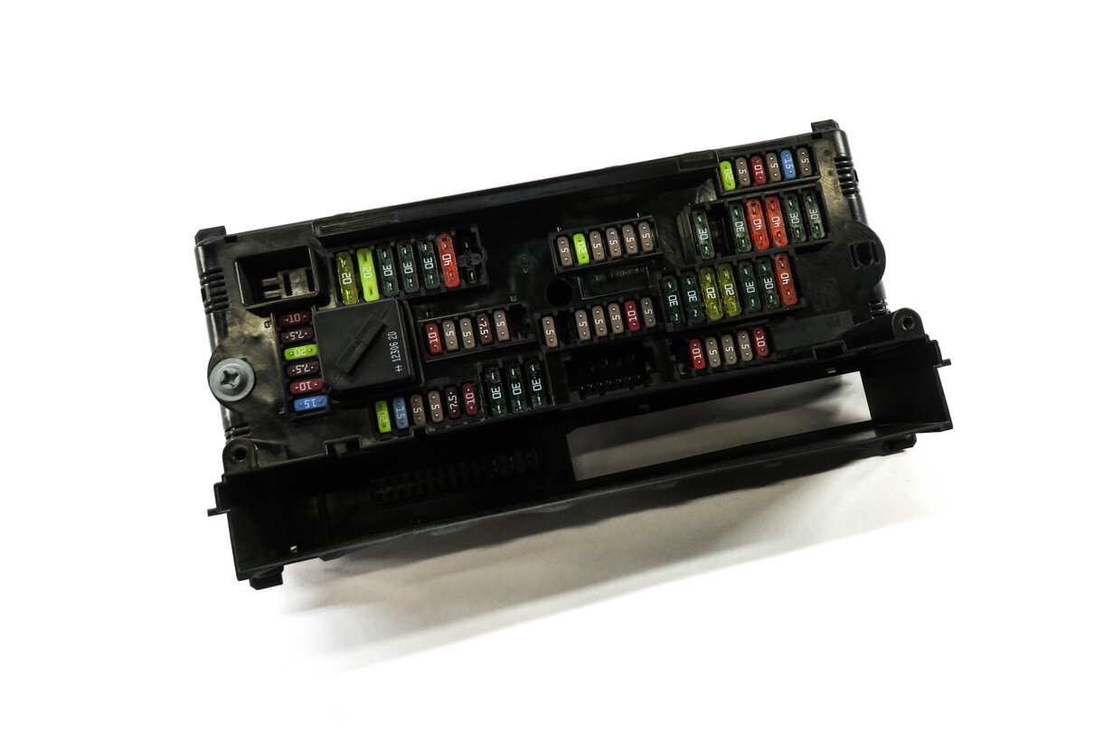 2013 BMW M5 ///M (F10) FRONT POWER DISTRIBUTION FUSE BOX