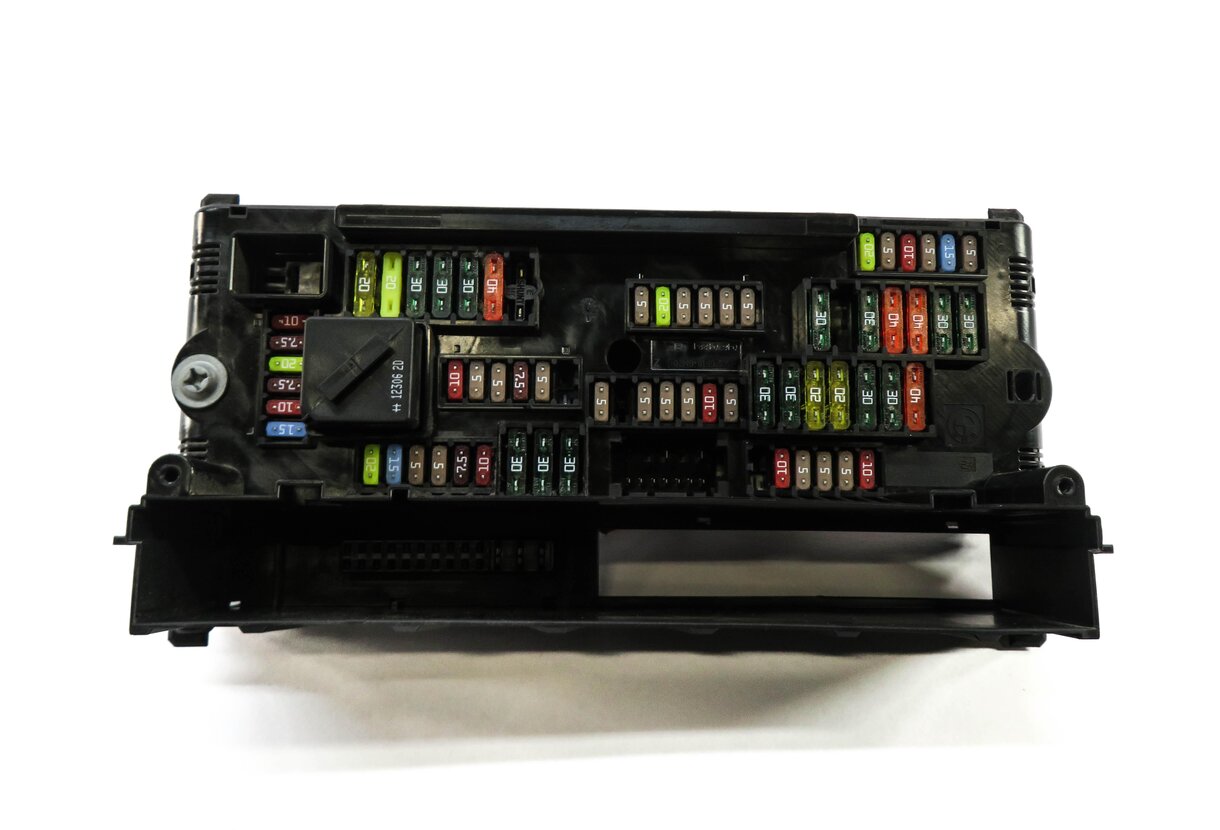 Thumbnail 2: 2013 BMW M5 ///M (F10) FRONT POWER DISTRIBUTION FUSE BOX