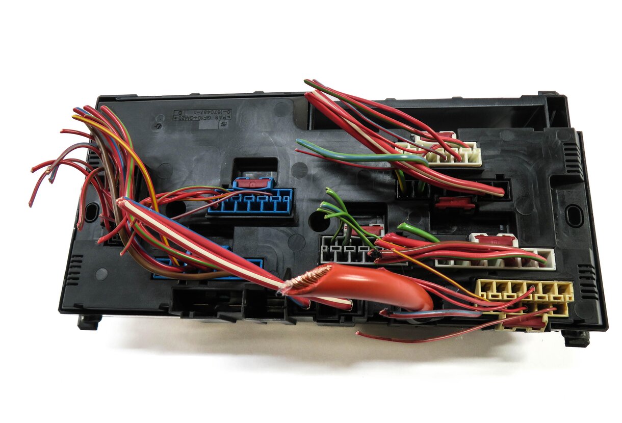 Thumbnail 3: 2013 BMW M5 ///M (F10) FRONT POWER DISTRIBUTION FUSE BOX