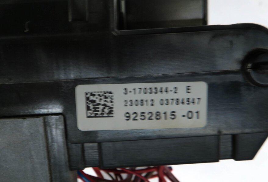 Thumbnail 4: 2013 BMW M5 ///M (F10) FRONT POWER DISTRIBUTION FUSE BOX