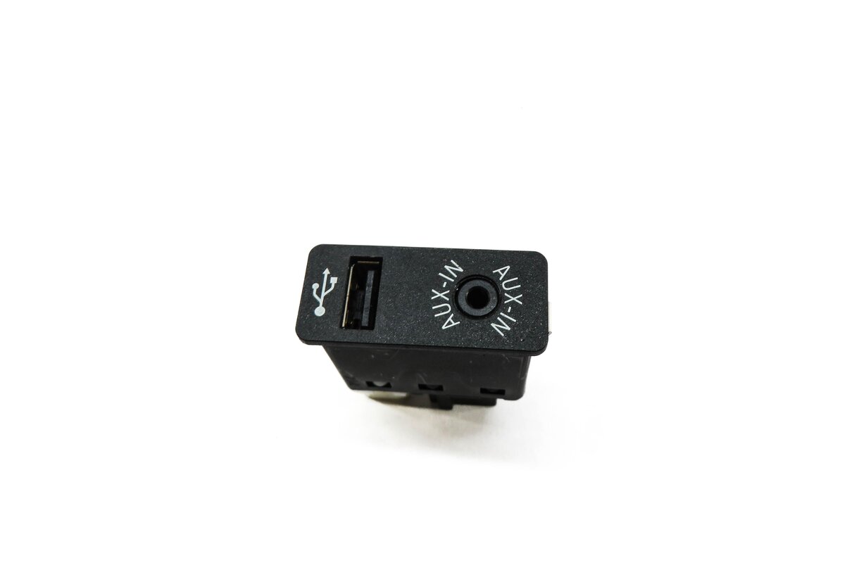 Thumbnail 2: 2013 BMW M5 ///M (F10) RADIO STEREO AUXILIARY AUDIO IN INPUT JACK w/ USB