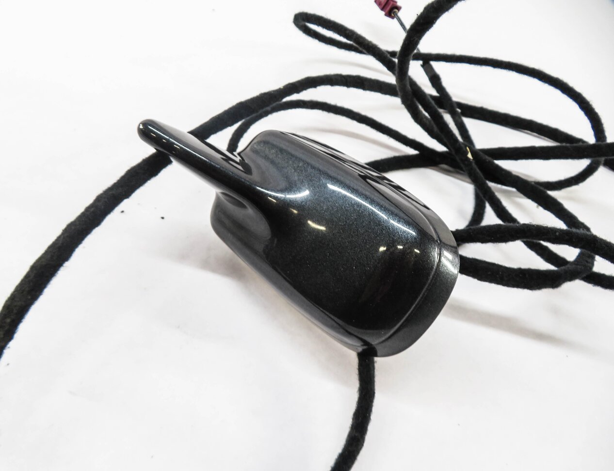Thumbnail 2: 2010 AUDI A6 (C6) SHARK FIN ANTENNA w/ WIRE HARNESS (OYSTER GRAY METALLIC X1)