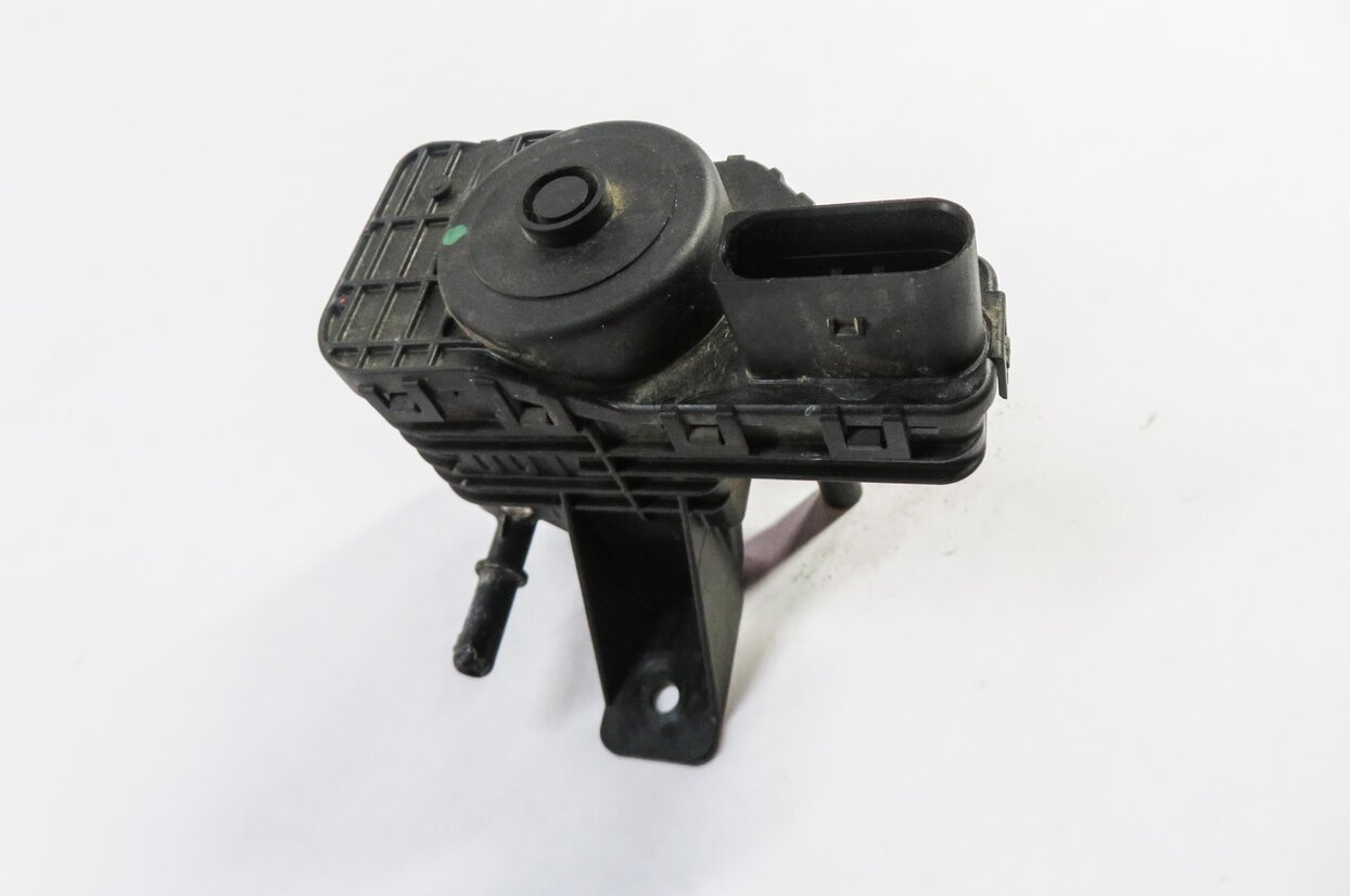 Thumbnail 2: 2009-2011 BMW X5 335D (E70 E90) 3.0L M57Y DIESEL EMISSION FLUID TRANSFER PUMP