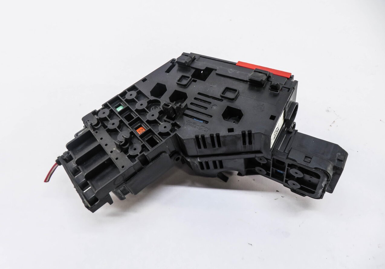 Thumbnail 3: 2014 MERCEDES GL450 (X166) FRONT BATTERY JUMP POST TERMINAL FUSE BOX