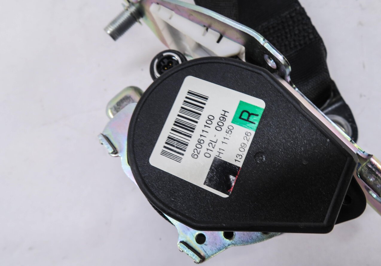 Thumbnail 4: 2014 MERCEDES GL450 (X166) RIGHT REAR SECOND ROW SEAT SEATBELT RETRACTOR (BLACK)