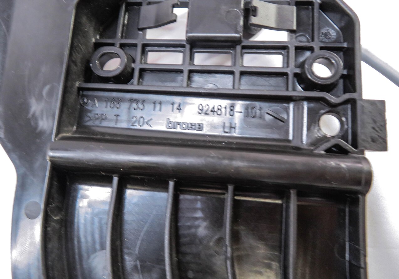 Thumbnail 5: 11-19 MERCEDES E350 GL350 GL450 GL550 CLK250 GLK350 ML350 - LEFT REAR DOOR LATCH