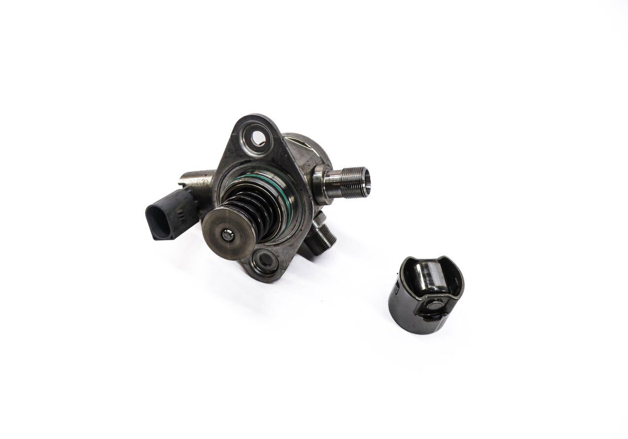 Thumbnail 1: 2011-2020 MERCEDES E500 E550 S600 SL450 SL550 GL550 - LEFT MECHANICAL FUEL PUMP