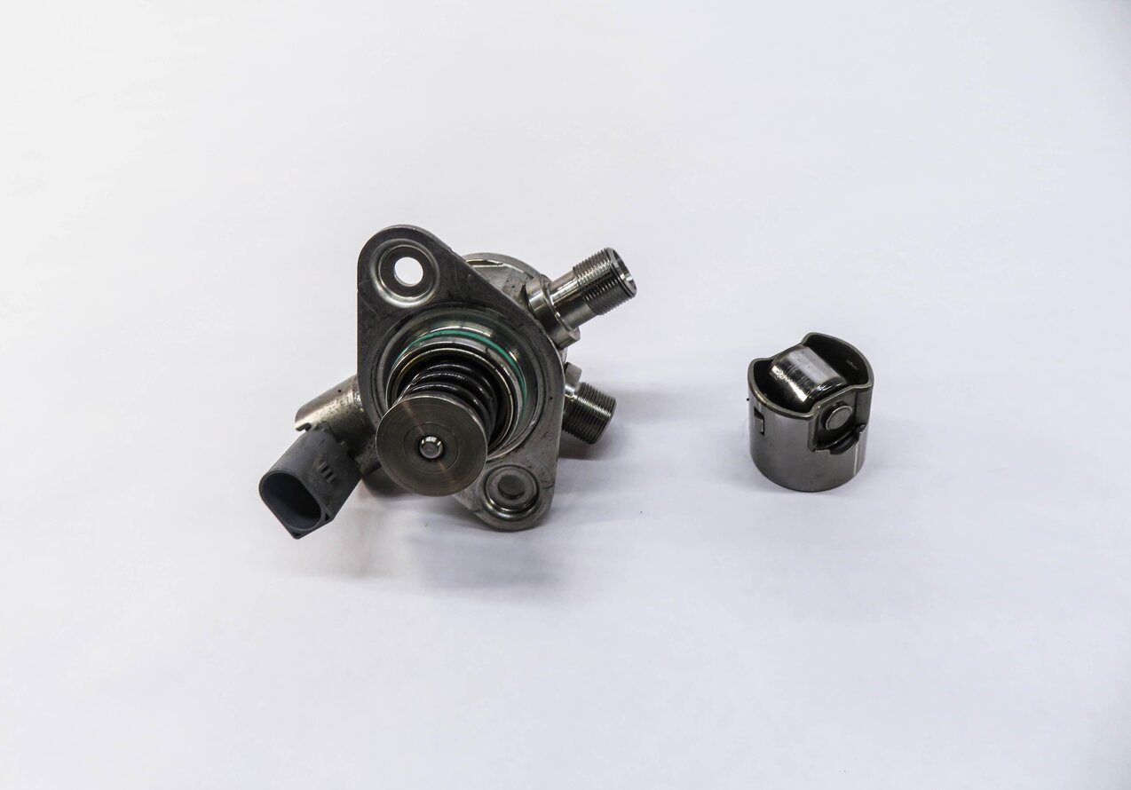 Thumbnail 2: 2011-2020 MERCEDES E500 E550 S600 SL450 SL550 GL550 - LEFT MECHANICAL FUEL PUMP