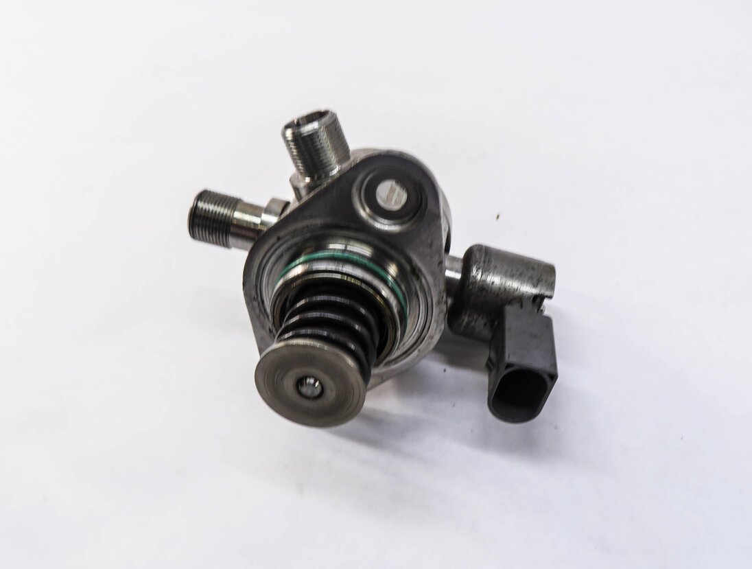 Thumbnail 5: 2011-2020 MERCEDES E500 E550 S600 SL450 SL550 GL550 - LEFT MECHANICAL FUEL PUMP