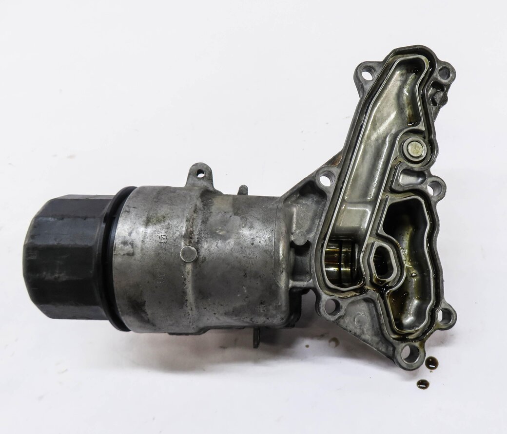 Thumbnail 4: 2014 MERCEDES GL450 (X166) 4.6L M278 ENGINE OIL FITLER HOUSING w/ CAP