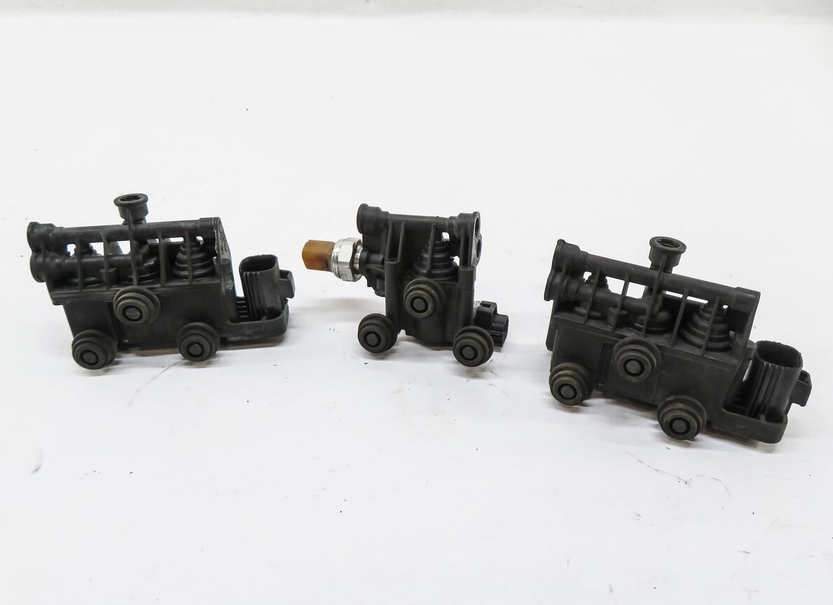 Thumbnail 2: 2011 RANGE ROVER SPORT (L320) AIR SUSPENSION VALVE BLOCK SET