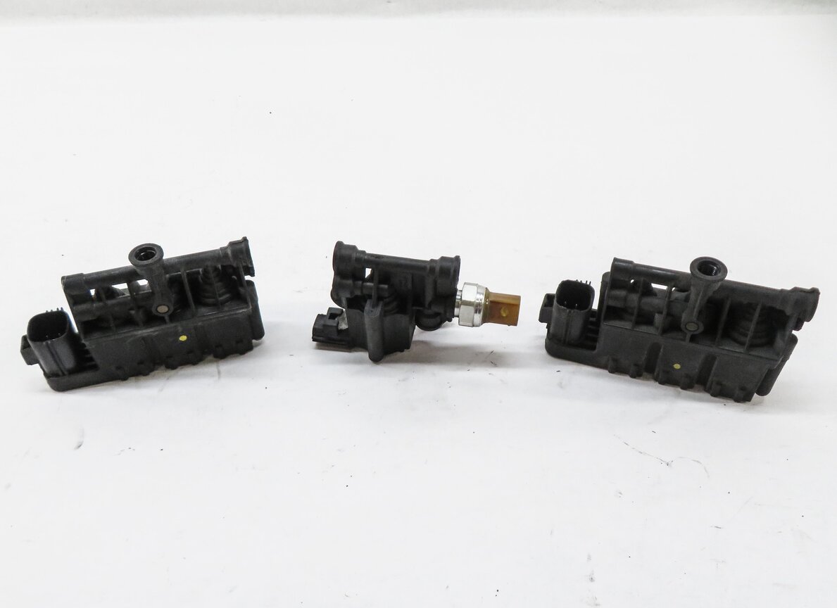 Thumbnail 3: 2011 RANGE ROVER SPORT (L320) AIR SUSPENSION VALVE BLOCK SET