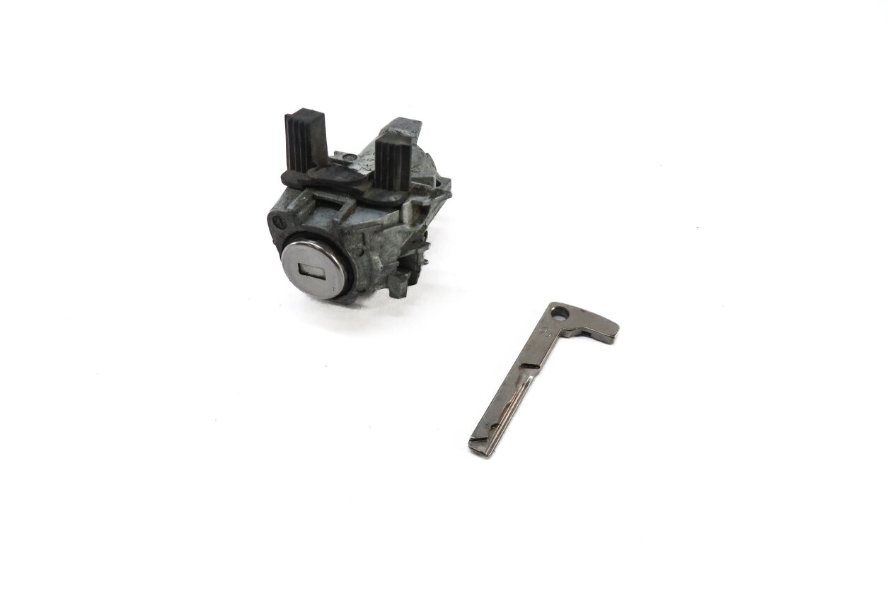 2014 MERCEDES GL450 (X166) LEFT FRONT DRIVER DOOR HANDLE LOCK CYLINDER w/ KEY