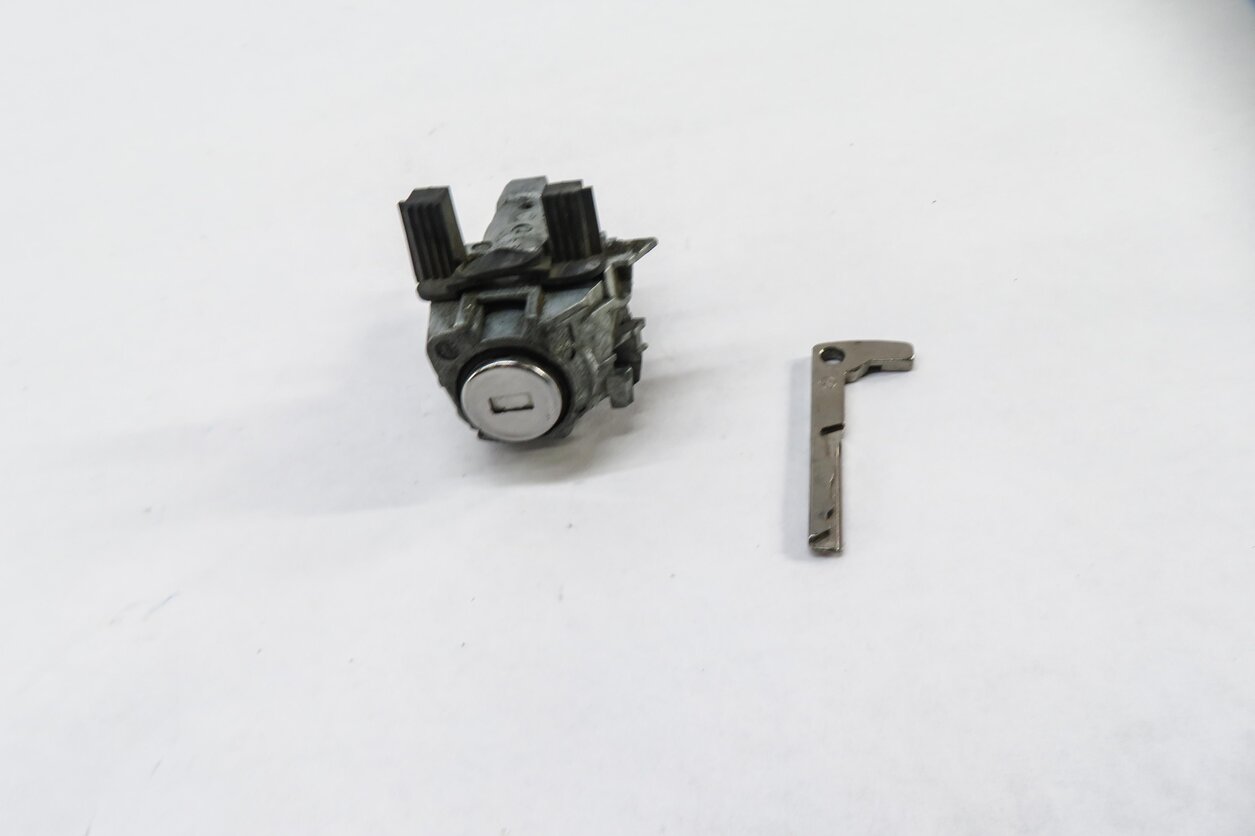 Thumbnail 2: 2014 MERCEDES GL450 (X166) LEFT FRONT DRIVER DOOR HANDLE LOCK CYLINDER w/ KEY
