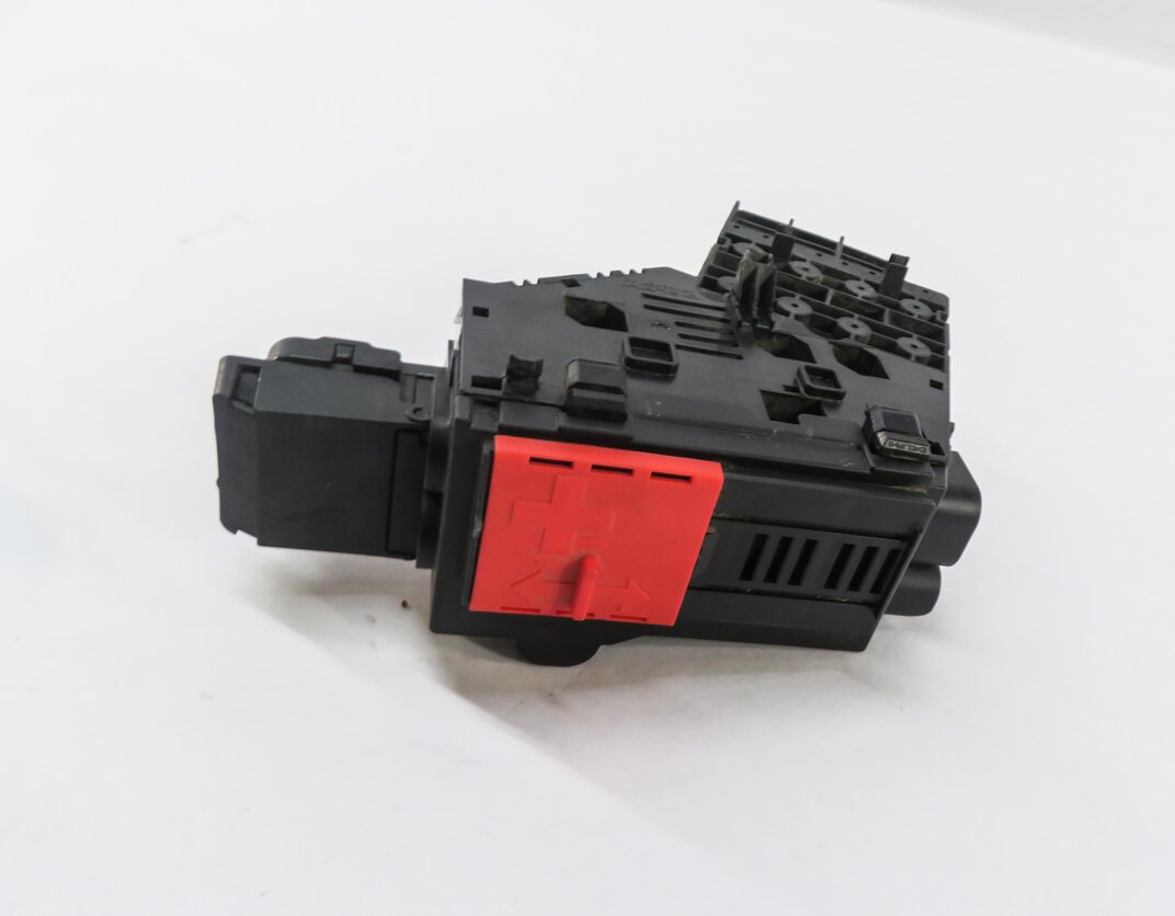 Thumbnail 2: 2014 MERCEDES GL450 (X166) FRONT POSITIVE BATTERY JUMP POST TERMINAL JUNCTION