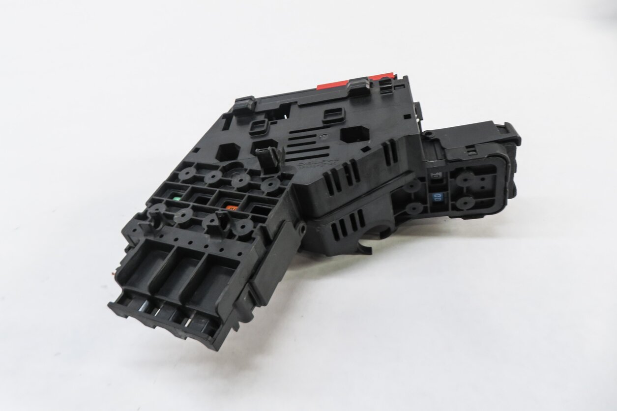 Thumbnail 3: 2014 MERCEDES GL450 (X166) FRONT POSITIVE BATTERY JUMP POST TERMINAL JUNCTION