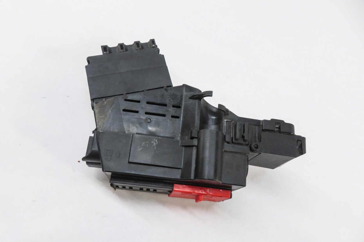 Thumbnail 4: 2014 MERCEDES GL450 (X166) FRONT POSITIVE BATTERY JUMP POST TERMINAL JUNCTION