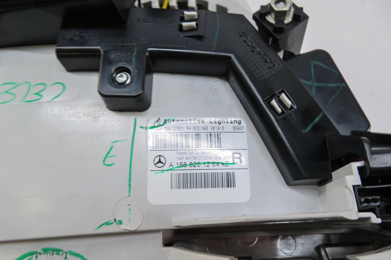 Thumbnail 6: 13-16 MERCEDES GL350 GL450 GL550 (X166) RIGHT REAR INNER TAILLIGHT LIGHT LAMP