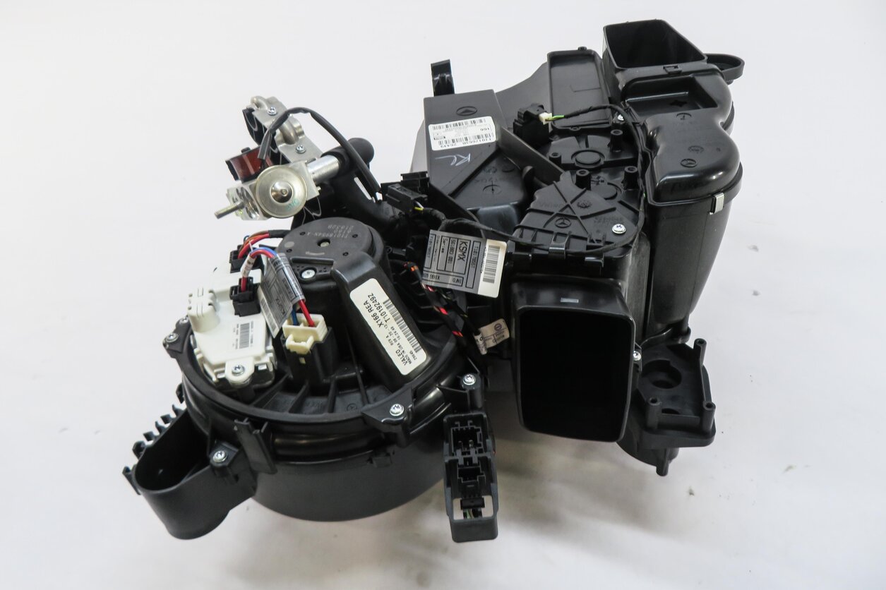 Thumbnail 5: 13-19 MERCEDES GL350 GL450 GL550 GLS350 GLS450 (W166 X166) REAR A/C BLOWER MOTOR