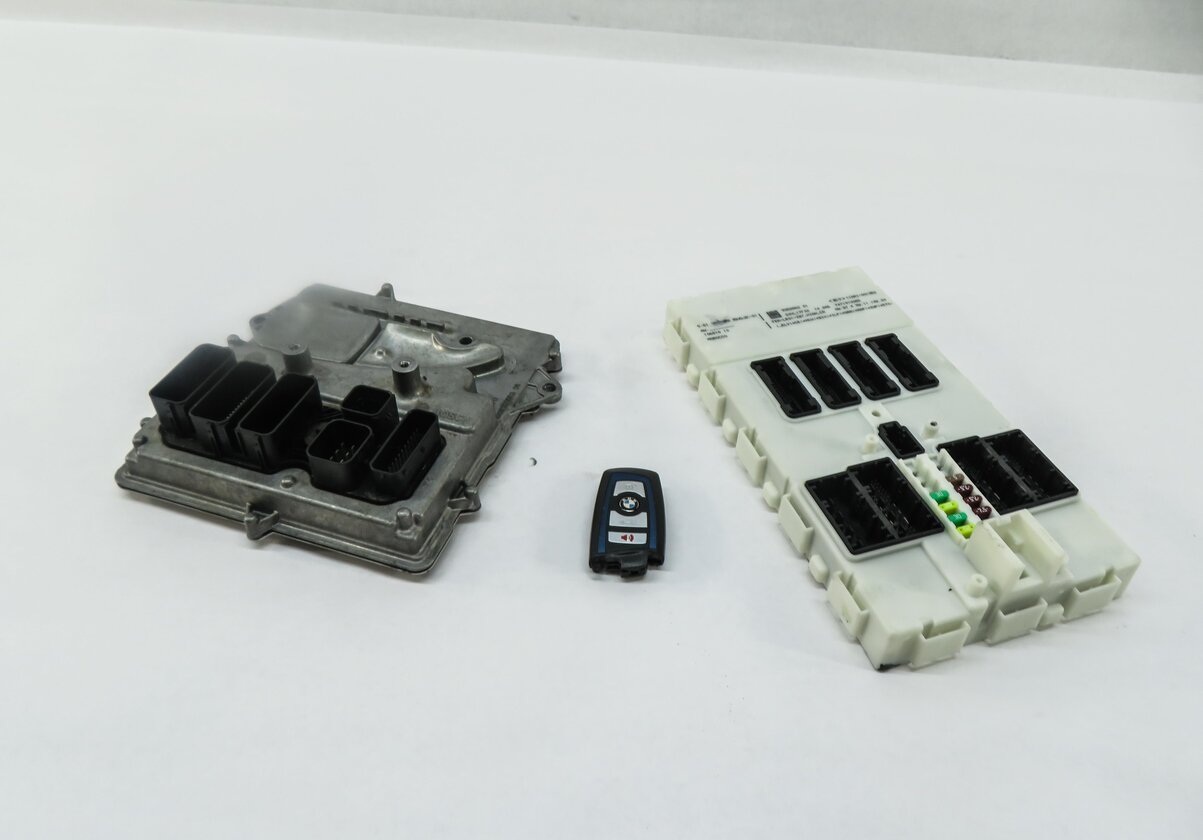 Thumbnail 2: 2014 BMW 335i (F30) 3.0L N55 TURBO ENGINE ECM DME BCM IMMOBILIZER MODULE KEY SET