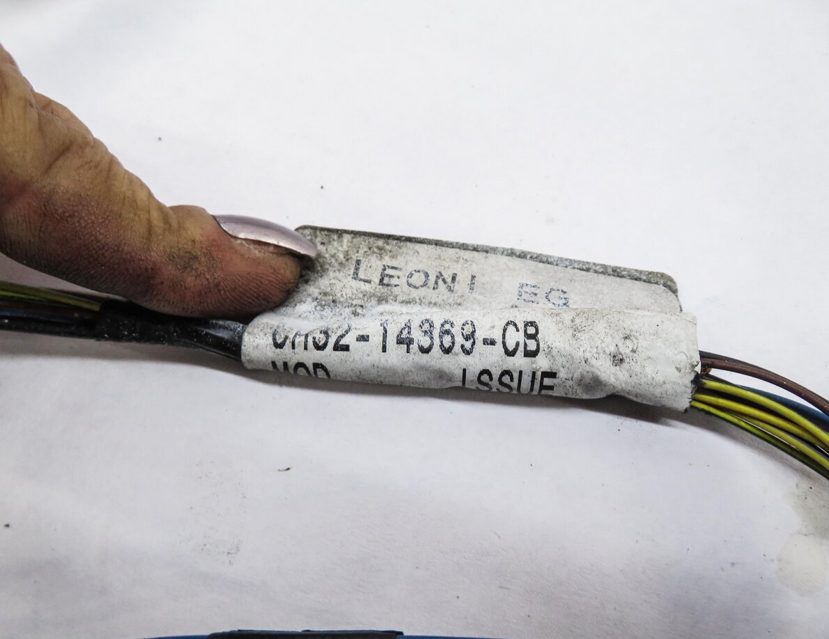 Thumbnail 4: 2013 RANGE ROVER SPORT (L320) FRONT PDC PARK SENSOR SET w/ HARNESS (FUJI WHITE)