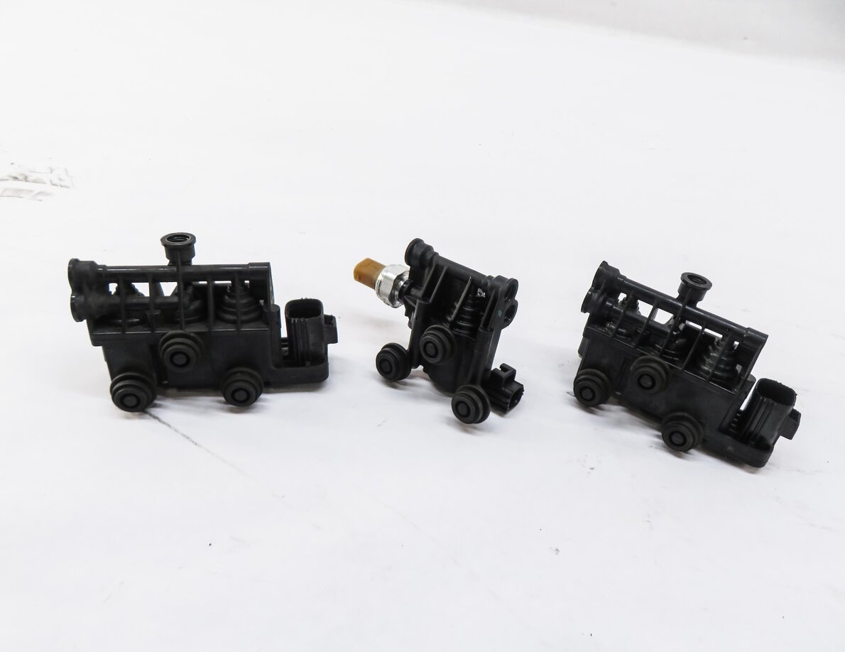 Thumbnail 2: 2013 RANGE ROVER SPORT (L320) AIR SUSPENSION VALVE BLOCK SET-3