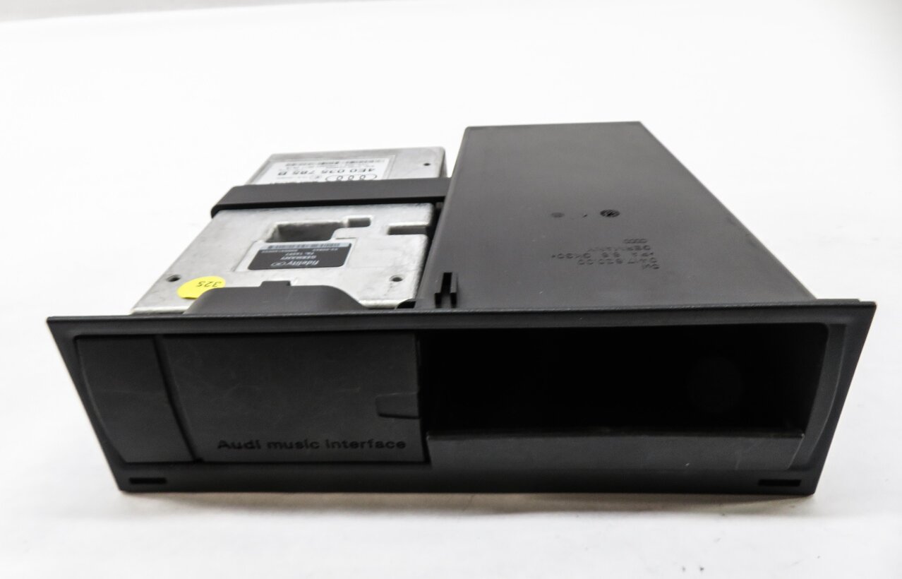 Thumbnail 2: 2008 AUDI Q7 (4L) RADIO STEREO i-POD INTERFACE MODULE