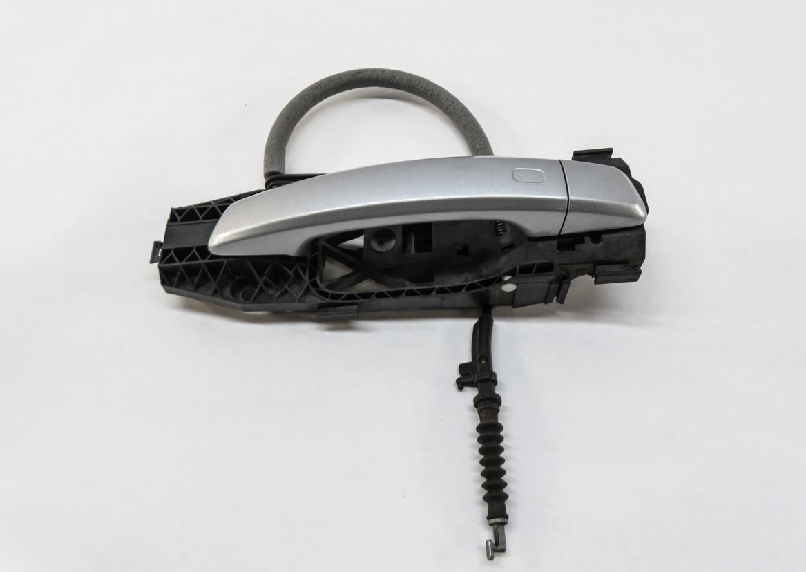 Thumbnail 2: 2016-2017 AUDI TT (MK3) RIGHT FRONT PASSENGER DOOR HANDLE (FLORET SILVER L5)