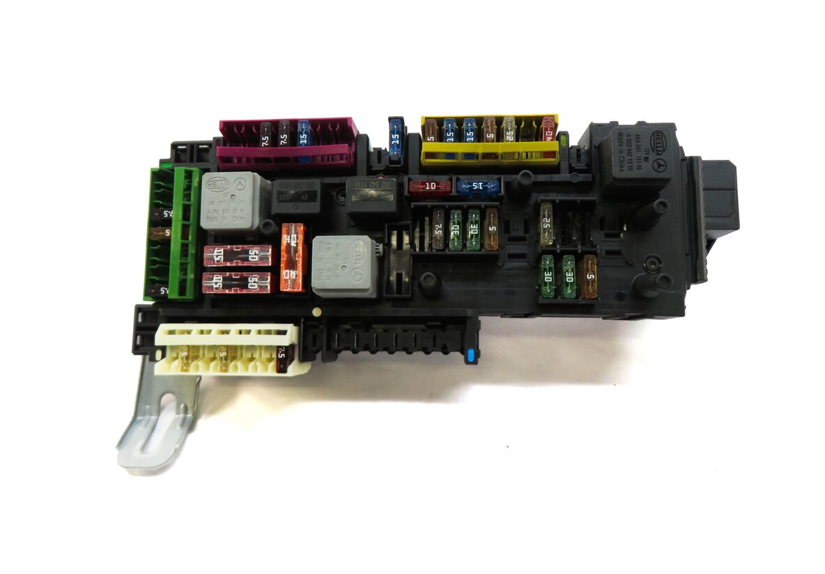Thumbnail 2: 2012 MERCEDES E350 (W212) REAR SIGNAL ACQUISITION FUSE BOX