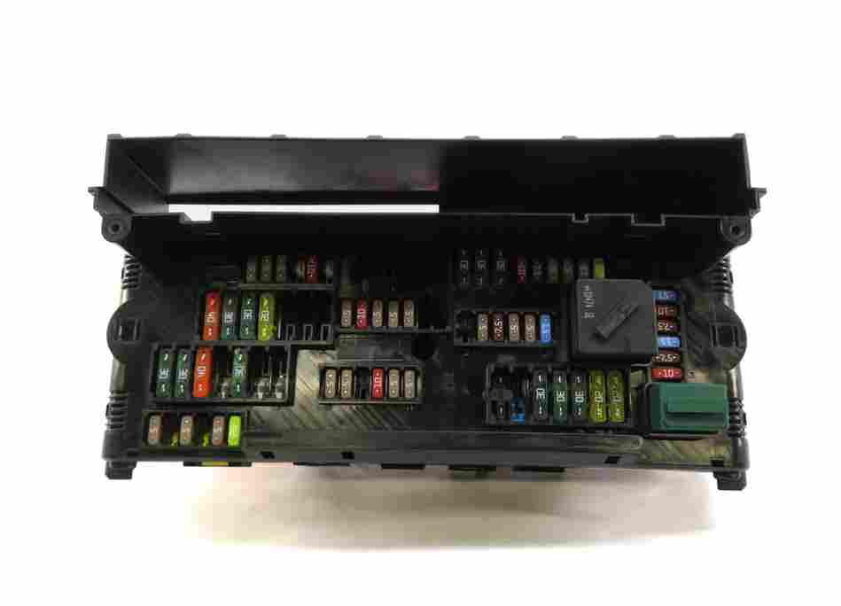 Thumbnail 2: 2011 BMW 335I SEDAN (E90) 3.0T (N55) FRONT POWER DISTRIBUTION FUSE RELAY BOX