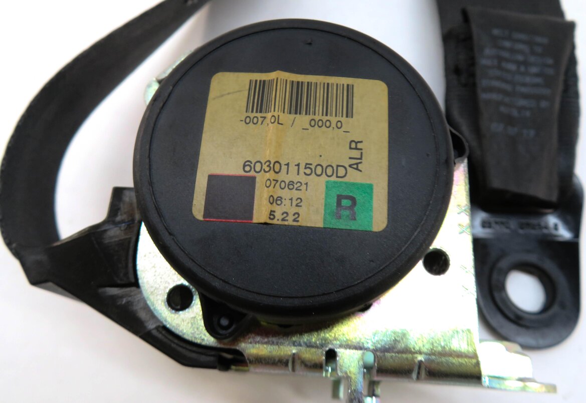 Thumbnail 4: 2008 LAND ROVER LR3 RIGHT REAR 2nd SECOND ROW SEAT SEATBELT RETRACTOR (BLACK)