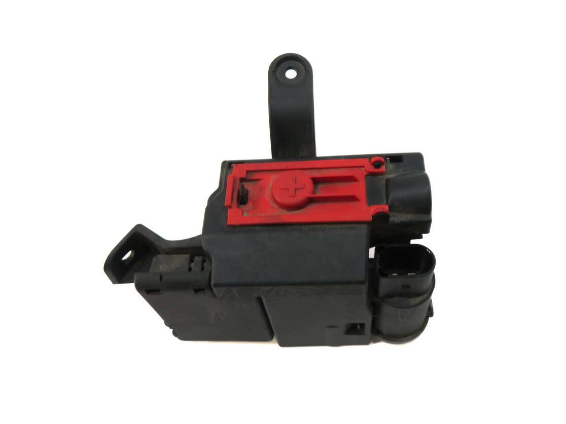 Thumbnail 2: 2017 AUDI A4 (B9 8W) POSITIVE BATTERY POWER DISTRIBUTION JUMP POST TERMINAL