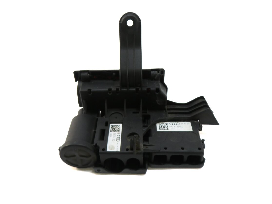 Thumbnail 3: 2017 AUDI A4 (B9 8W) POSITIVE BATTERY POWER DISTRIBUTION JUMP POST TERMINAL