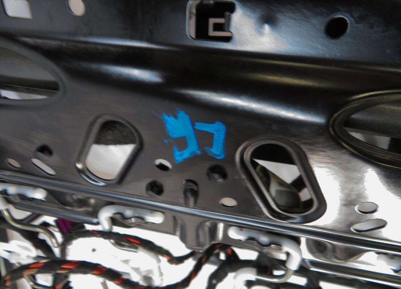 Thumbnail 9: 17-19 AUDI A4 (B9 8W) LEFT FRONT DRIVER MEMORY SEAT TRACK w/ MOTORS (NON SPORT)