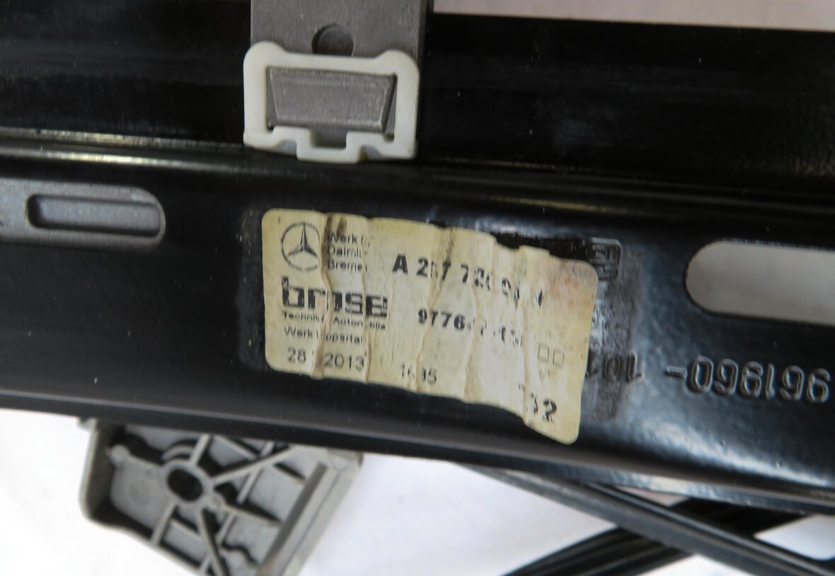 Thumbnail 6: 2013 MERCEDES E350 (A207) CONVERTIBLE LEFT DRIVER DOOR WINDOW REGULATOR w/ MOTOR