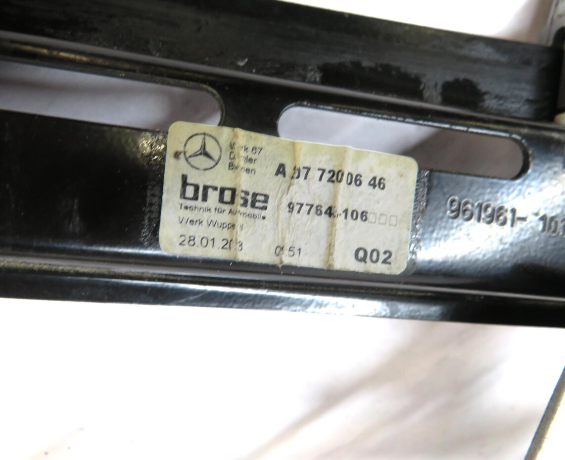 Thumbnail 7: 2013 MERCEDES E350 (A207) CONVERTIBLE PASSENGER DOOR WINDOW REGULATOR w/ MOTOR
