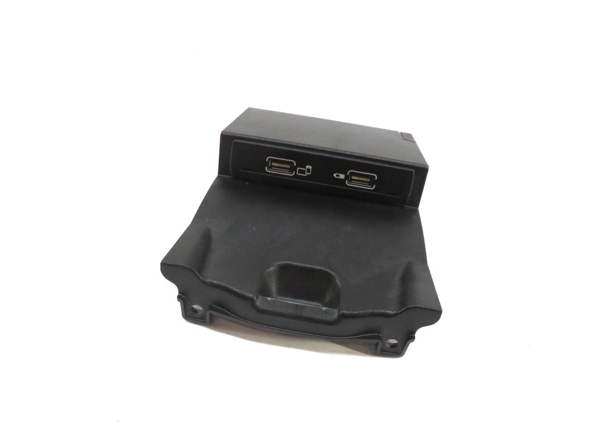2017 MERCEDES GLA250 (X156) FRONT CENTER CONSOLE USB JACK PORT w/ TRIM (BLACK)