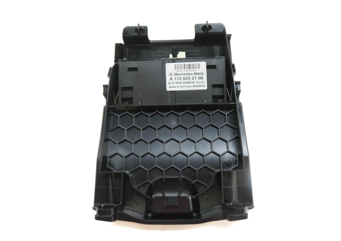 Thumbnail 4: 2017 MERCEDES GLA250 (X156) FRONT CENTER CONSOLE USB JACK PORT w/ TRIM (BLACK)