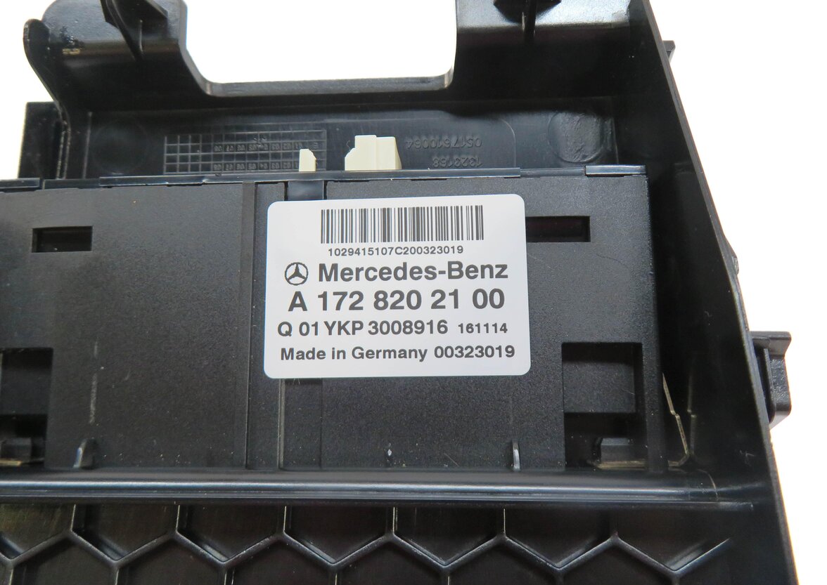 Thumbnail 5: 2017 MERCEDES GLA250 (X156) FRONT CENTER CONSOLE USB JACK PORT w/ TRIM (BLACK)