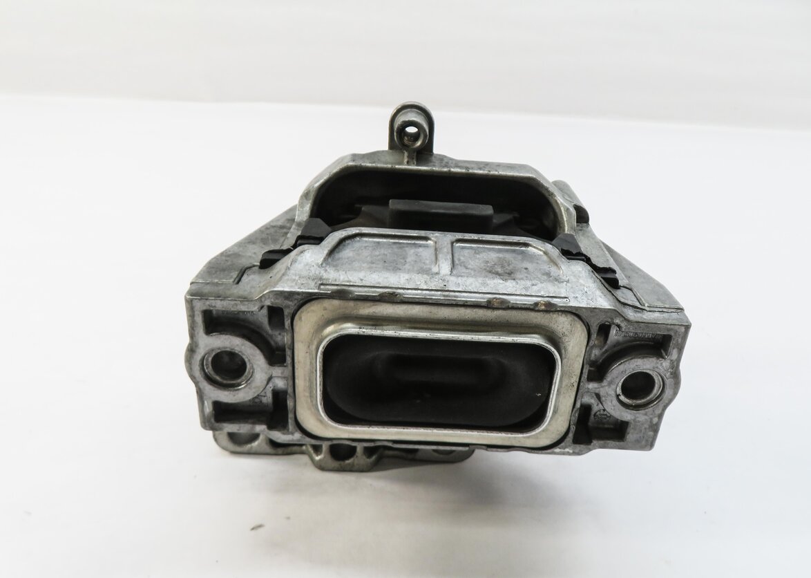 Thumbnail 3: 2012 AUDI A3 (8V) 2.0L CBEA TURBO DIESEL ENGINE RIGHT MOTOR MOUNT BRACKET