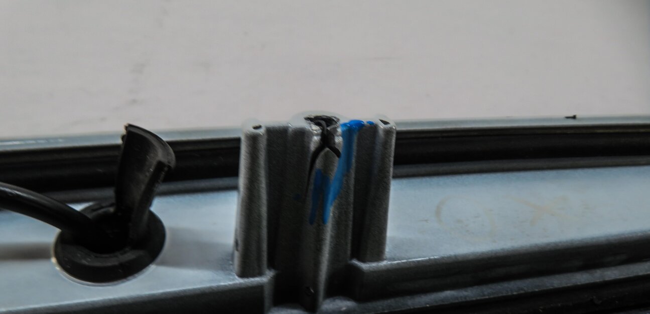 Thumbnail 5: 11-13 AUDI A3 (8P) HATCHBACK - REAR SPOILER WING w/ 3rd BRAKE LIGHT (IBIS WHITE)